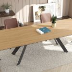 Photo d'une salle à manger avec une collection comprenant une table de repas ouvert et chaise. Les meubles présentent des finitions en céramique effet chêne clair et des piétements en métal noir.