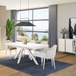 Photo d'une salle à manger avec une collection comprenant une enfilade, vitrine, table de repas et chaise. Les meubles présentent des finitions en chêne naturel avec façade blanc mat et des piétements en métal noir.