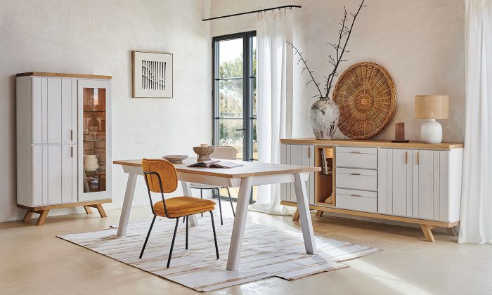 Photo d'ambiance présentant une table, une vitrine et une enfilade décoré d'éléments décoratif en céramique, Avec une finitions bois chêne massif peinte en partie en blanc mat.