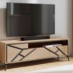 Petit meuble TV avec un effet graphique de lignes noir symétrique. Avec une niche ouverte. 3 Portes.