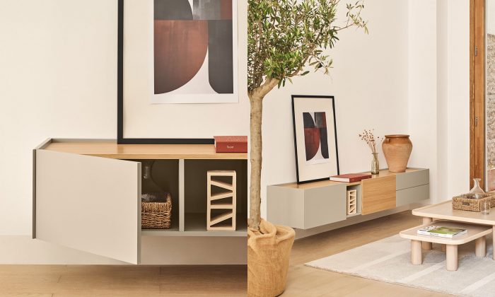 Une console finition bois MDF et la niche en placage chêne. L'ensemble est laqué en brique.